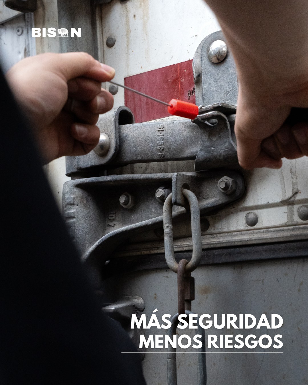 Pieza de Bison con un sello de seguridad colocado en la puerta de un tráiler