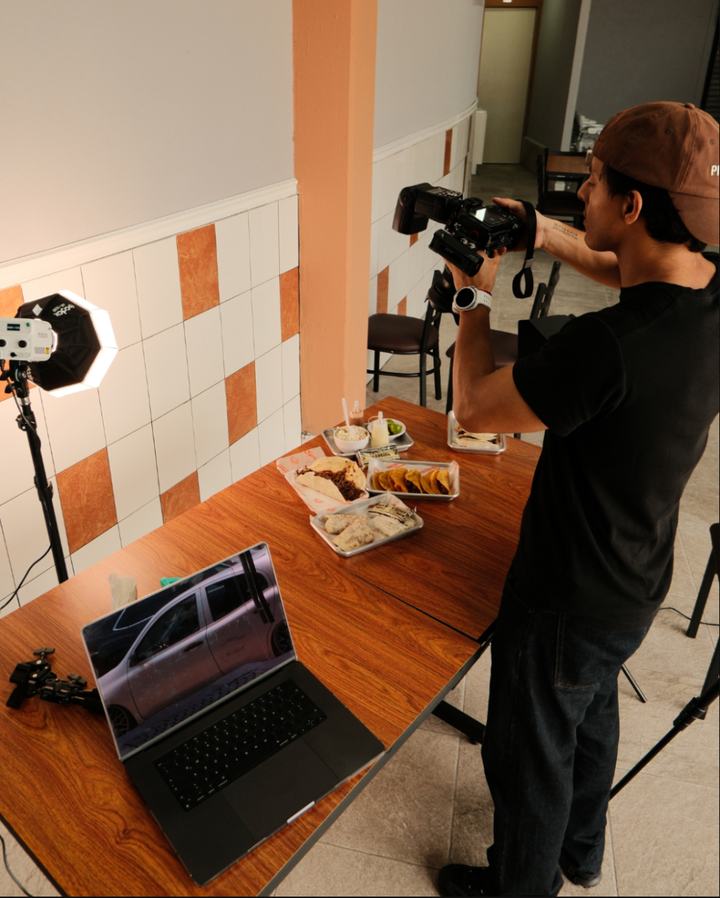 Sesión de fotografía de producto de alimentos en restaurante